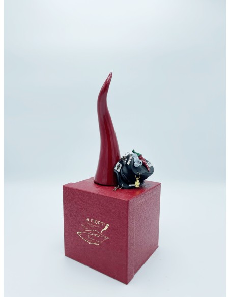 Corno rosso con pendenti, carte napoletane e cappello, ceramica H 20 cm | A Ciort -A CIORT