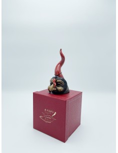 Corno portafortuna rosso con maschera di Pulcinella e cornetto in ceramica | A Ciort -A CIORT