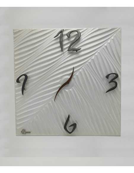 Orologio da parete 40x40 cm in legno intarsiato bianco e beige, numeri bronzo | Brindicci -BRINDICCI