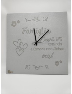 Orologio da parete 40x40 cm in legno grigio con cuori e frase sulla famiglia | Brindicci -BRINDICCI