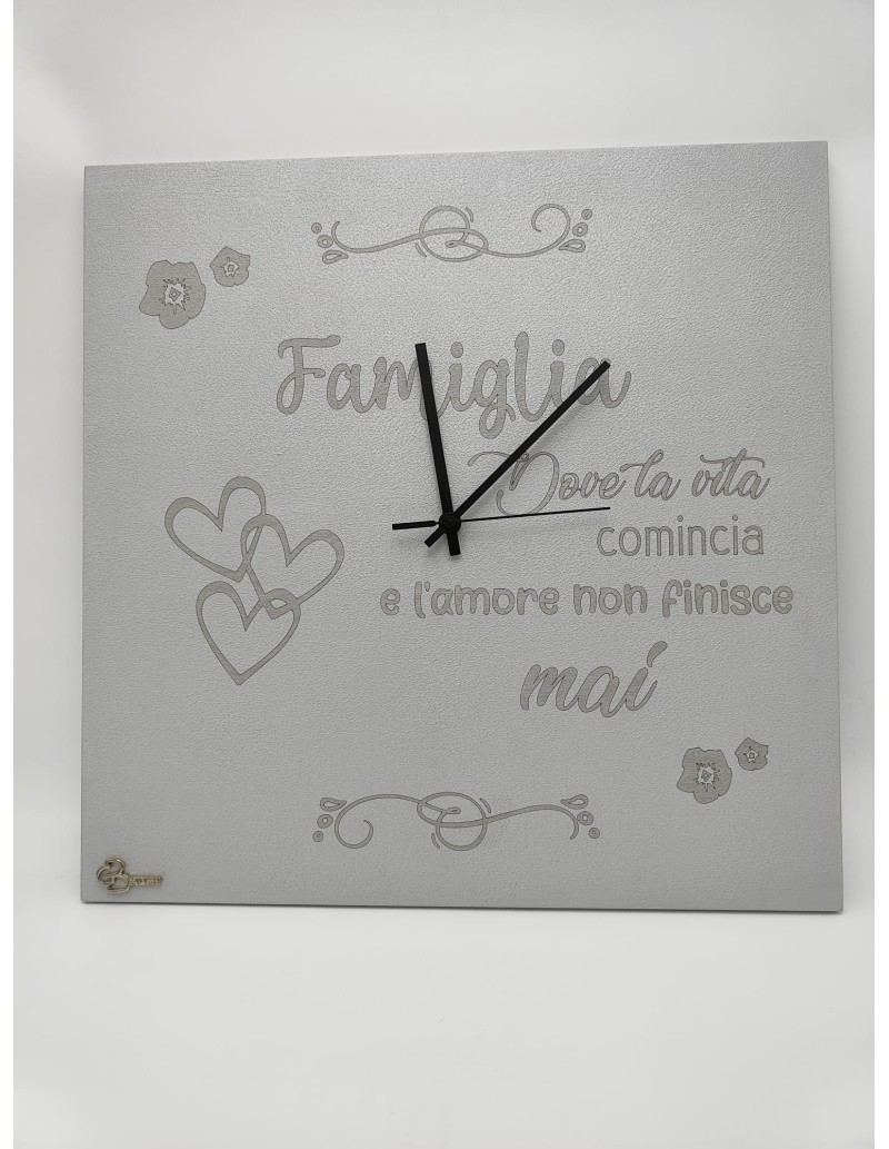 Orologio da parete 40x40 cm in legno grigio con cuori e frase sulla famiglia | Brindicci -BRINDICCI