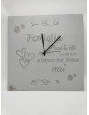 Orologio da parete 40x40 cm in legno grigio con cuori e frase sulla famiglia | Brindicci -BRINDICCI