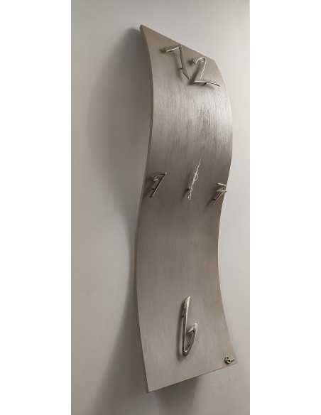Orologio da parete a onda 30x100 cm in legno tortora con numeri cromo | Brindicci -BRINDICCI