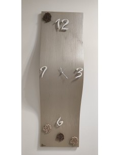 Orologio da parete a onda 30x100 cm in legno tortora con inserti in ceramica | Brindicci -BRINDICCI