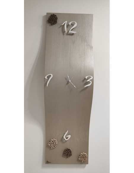 Orologio da parete a onda 30x100 cm in legno tortora con inserti in ceramica | Brindicci -BRINDICCI