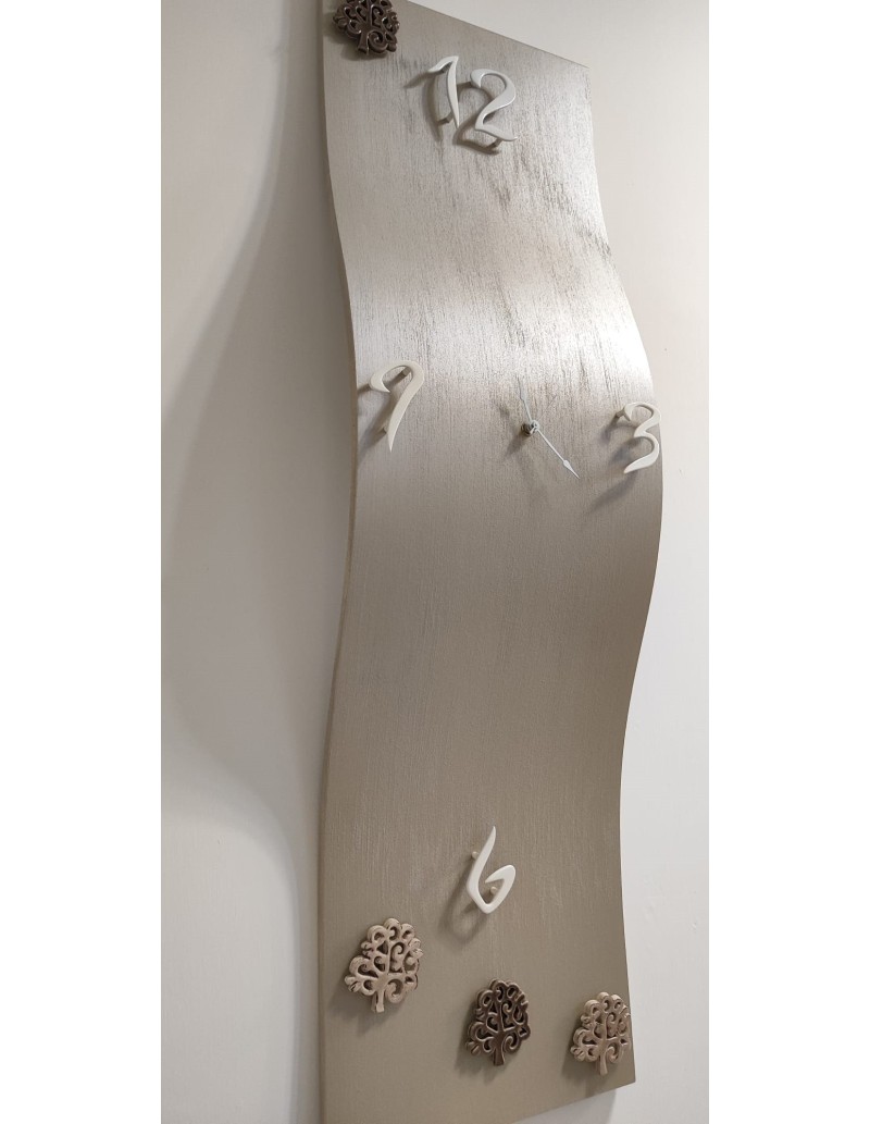 Orologio da parete a onda 30x100 cm in legno tortora con inserti in ceramica | Brindicci -BRINDICCI
