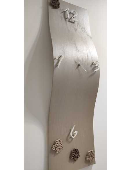 Orologio da parete a onda 30x100 cm in legno tortora con inserti in ceramica | Brindicci -BRINDICCI