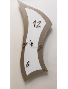Orologio da parete sagomato 30x90 cm in legno tortora e bianco beige, numeri cromo | Brindicci -BRINDICCI