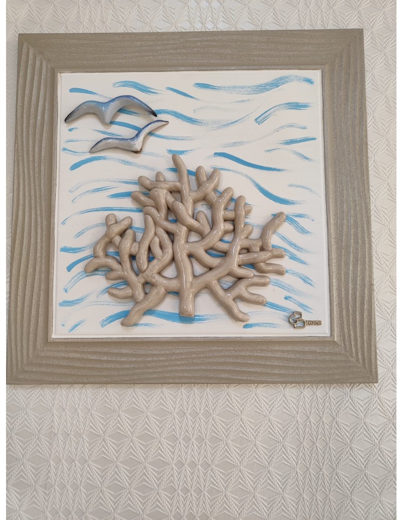 Quadro corallo e gabbiani in ceramica con cornice in legno tortora, 40x40 cm | Brindicci -BRINDICCI