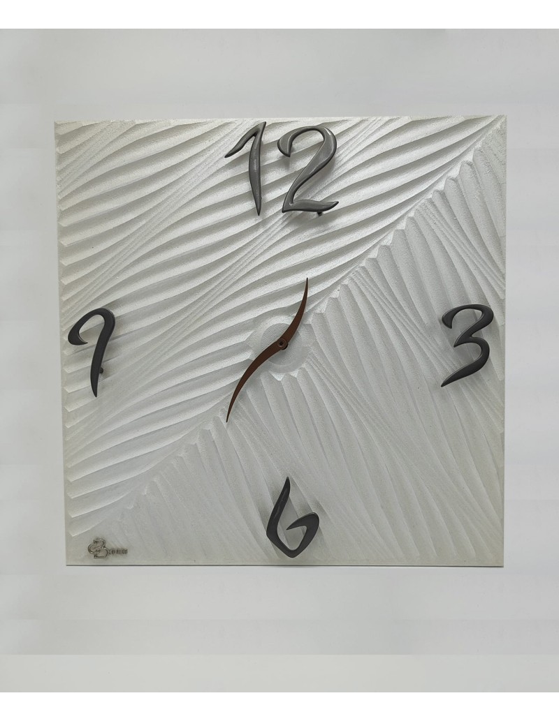 Orologio da parete 40x40 cm in legno intarsiato bianco e beige, numeri bronzo | Brindicci -BRINDICCI