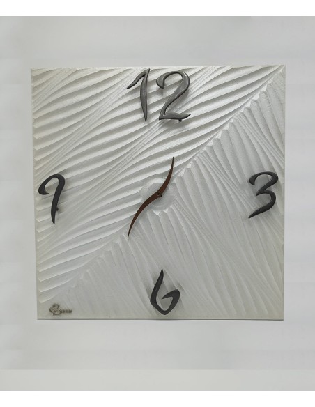 Orologio da parete 40x40 cm in legno intarsiato bianco e beige, numeri bronzo | Brindicci -BRINDICCI