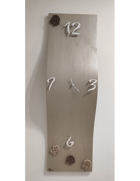 Orologio da parete a onda 30x100 cm in legno tortora con inserti in ceramica | Brindicci -BRINDICCI