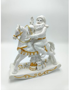 Statua Babbo Natale su cavallo a dondolo in ceramica bianca e oro, H 25 cm | Evviva -Evviva
