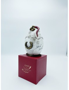 Uovo di Pasqua contenitore portafortuna con corno, maschera e ferro di cavallo in ceramica decorata a mano.