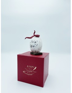 Uovo di Pasqua portafortuna con corno rosso ritorto in ceramica decorata a mano.