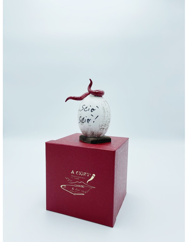 Uovo di Pasqua portafortuna con corno rosso ritorto in ceramica dipinta a mano, H 10 cm | A Ciort -A CIORT