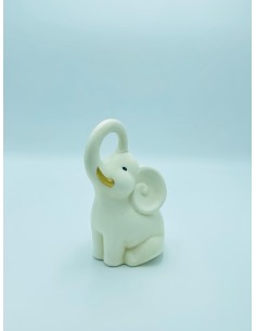 Statua Elefante portafortuna in ceramica beige con zanne oro, H 24 cm | Petite Fantasie -PETITE FANTASIE