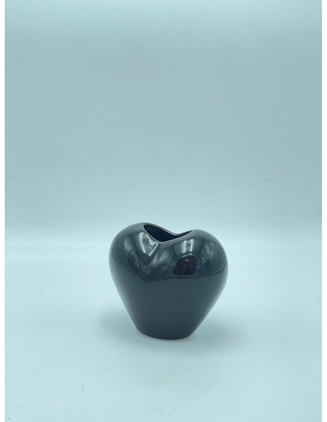 Vaso Cuore in Ceramica Nero Lucido: Eleganza e Passione in un