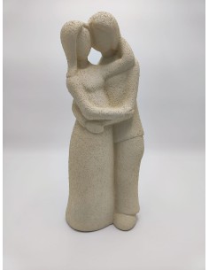 Statua Abbraccio innamorati in ceramica effetto cemento tortora, H 34 cm | Petite Fantasie -PETITE FANTASIE