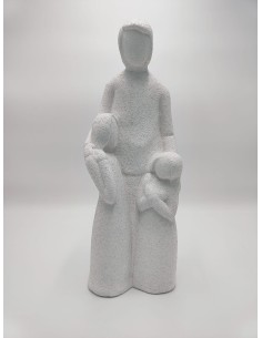 Statua Abbraccio della mamma in ceramica effetto cemento bianco, H 37 cm | Petite Fantasie -PETITE FANTASIE