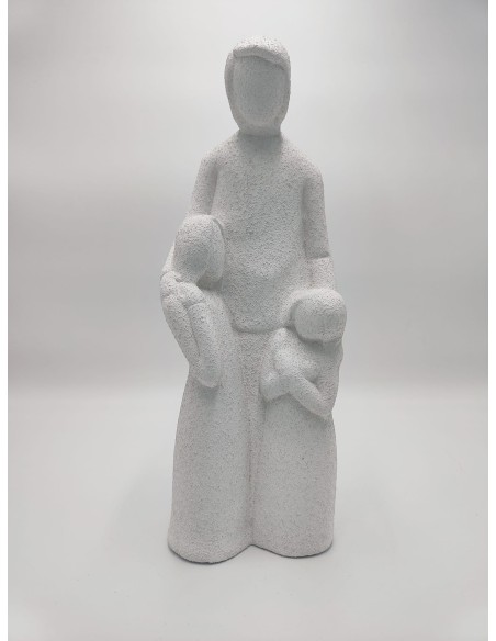 Statua Abbraccio della mamma in ceramica effetto cemento bianco, H 37 cm | Petite Fantasie -PETITE FANTASIE