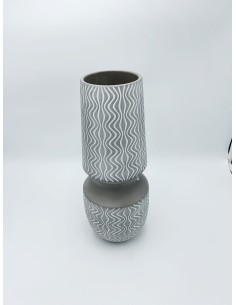 Vaso a cilindro Wave in ceramica grigio tortora con incisioni, 37 cm | Petite Fantasie -PETITE FANTASIE