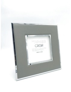 Skin cornice portafoto da appoggio in pelle tortora e finimenti cromo, 26x26 cm cm | Cresia -CRESIA