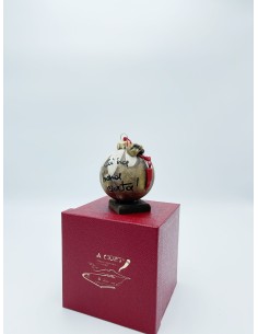 Palla di Natale portafortuna con scritta, maschera e cornetto rosso in ceramica decorata a mano.