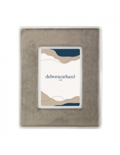 Portafoto Glamour in velluto tortora e legno bianco, foto 13x18cm | Debora Carlucci -DEBORA CARLUCCI - CTF