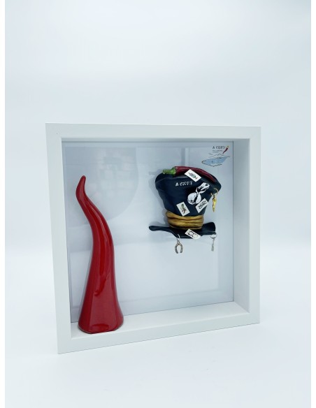 Quadro cornice portafortuna con cappello, carte napoletane e corno rosso | A Ciort -A CIORT