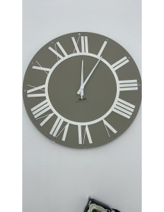 Orologio da parete Ø 38 cm in metallo laccato tortora con numeri romani bianchi | Ceart -CEART