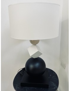 Lampada da tavolo in ceramica geometrica bianco, nero e tortora, H 75 cm | Bottega degli Artisti -BOTTEGA DEGLI ARTISTI