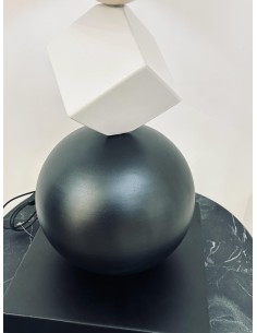 Lampada da tavolo in ceramica geometrica bianco, nero e tortora, H 75 cm | Bottega degli Artisti -BOTTEGA DEGLI ARTISTI 2