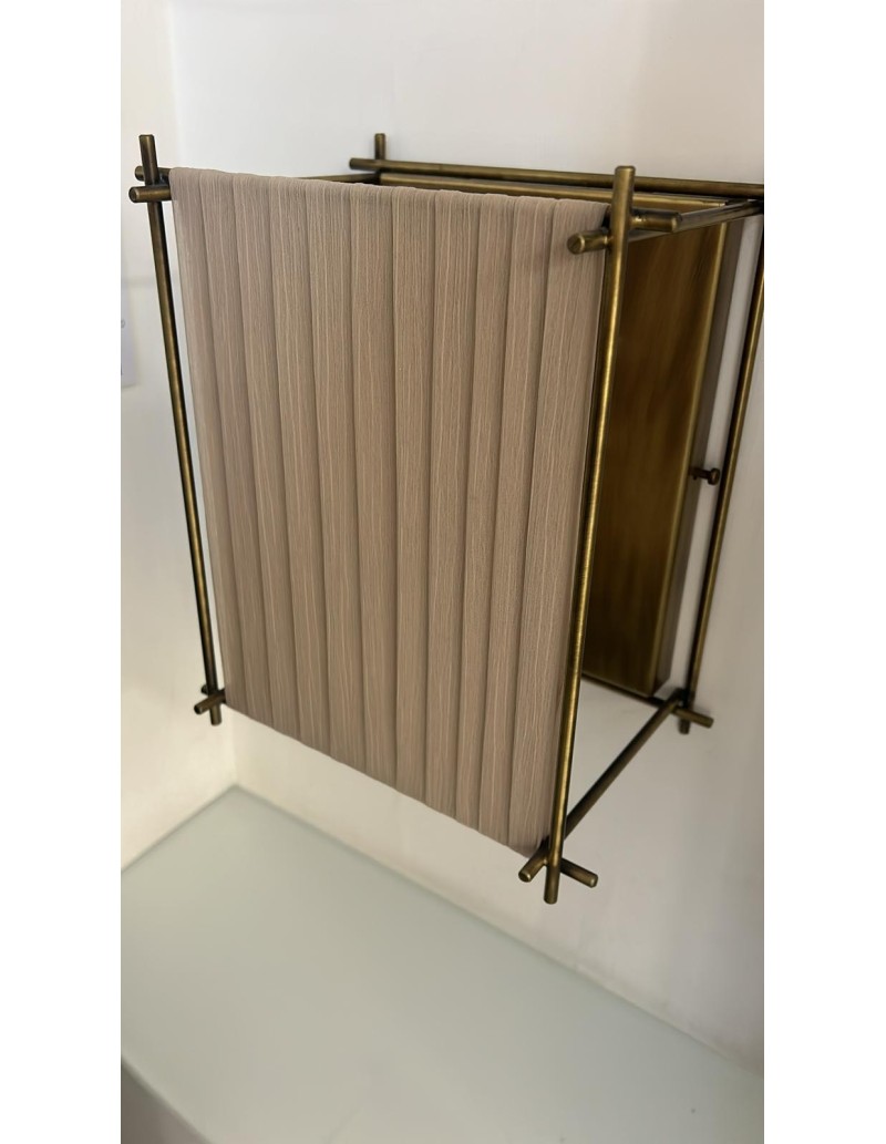 Applique effetto gabbia in ottone brunito con paralume in tessuto tortora, E27 | Porreca -PORRECA