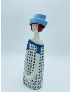 Statuetta amica diligente in ceramica, abito a quadri blu, H 26 cm | Arte by Il Punto -ARTE by IL PUNTO