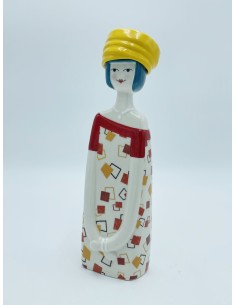 Statuetta amica solare in ceramica, abito a rombi rosso e giallo, H 26 cm | Arte by Il Punto -ARTE by IL PUNTO