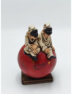 Sfera portafortuna rossa con Pulcinella in ceramica dipinta a mano | A Ciort