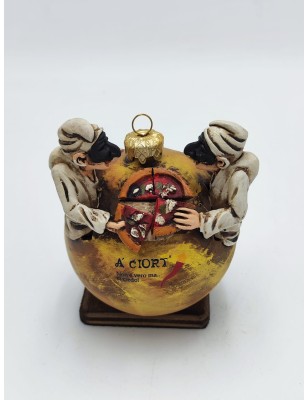 Sfera portafortuna con Pulcinella e pizza in ceramica dipinta a mano | A Ciort
