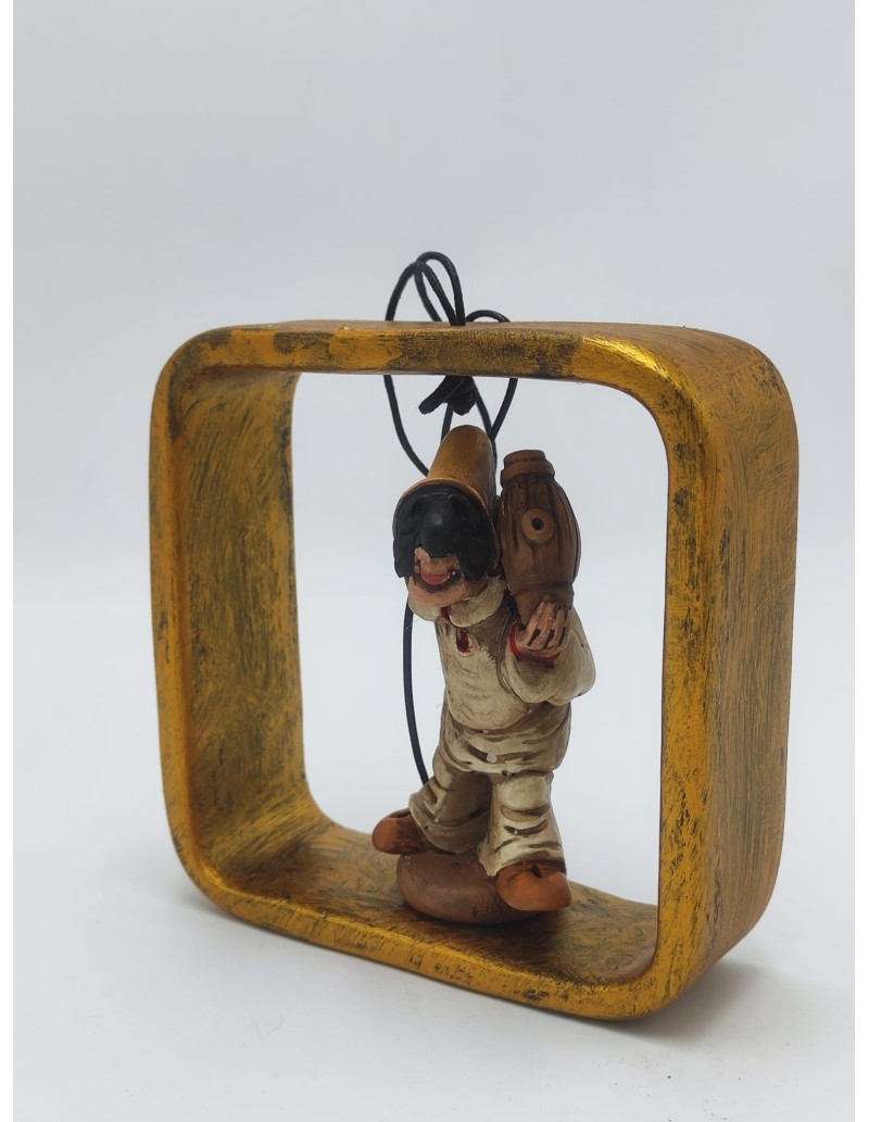 Quadro in ceramica con cornice oro e Pulcinella in rilievo, da parete o appoggio, 13,5 cm | A Ciort -A CIORT
