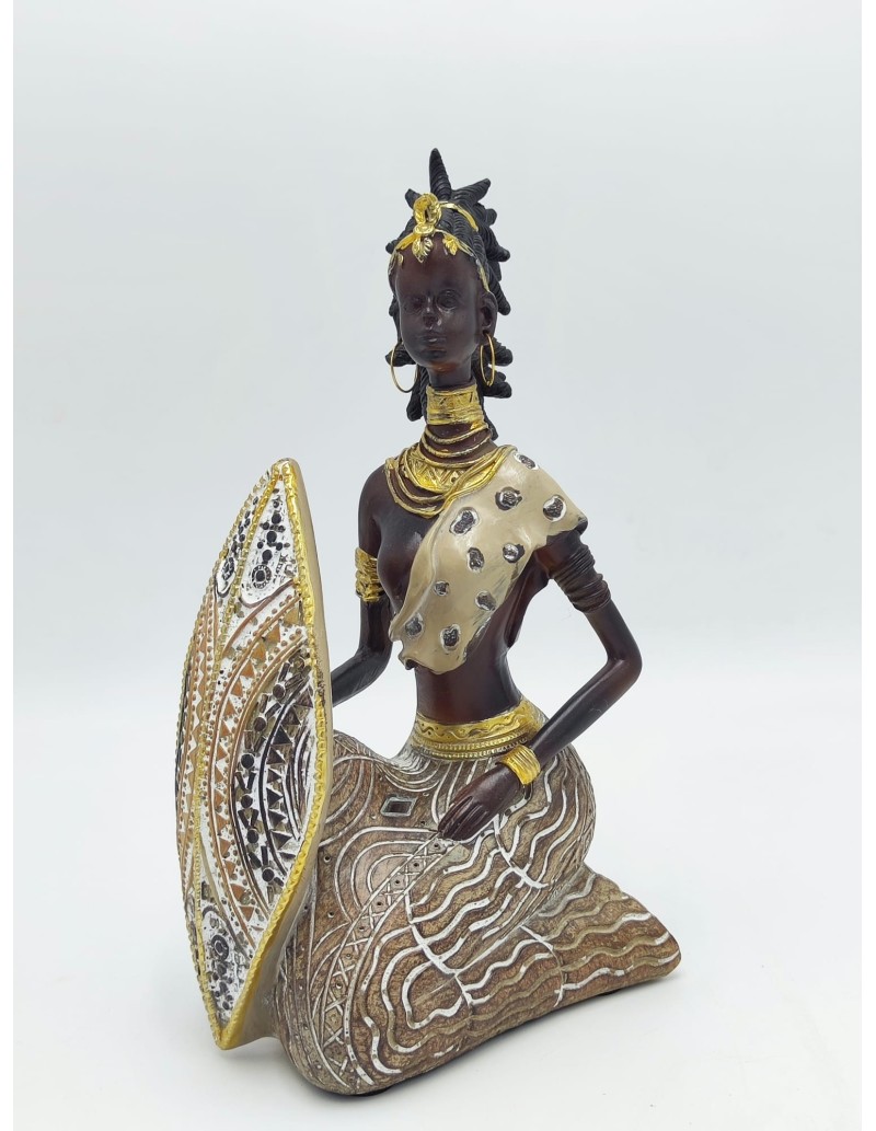 Scultura etnica Masai con scudo in resina, H 24,5 cm | Mauro Ferretti -MAURO FERRETTI