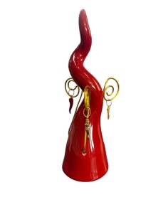 Corno rosso con fregi oro e charms portafortuna pendenti in metallo dorato, H 19,5 cm | A Ciort -A CIORT