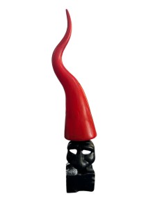 Corno rosso da appoggio con maschera di Pulcinella nera | A Ciort -A CIORT