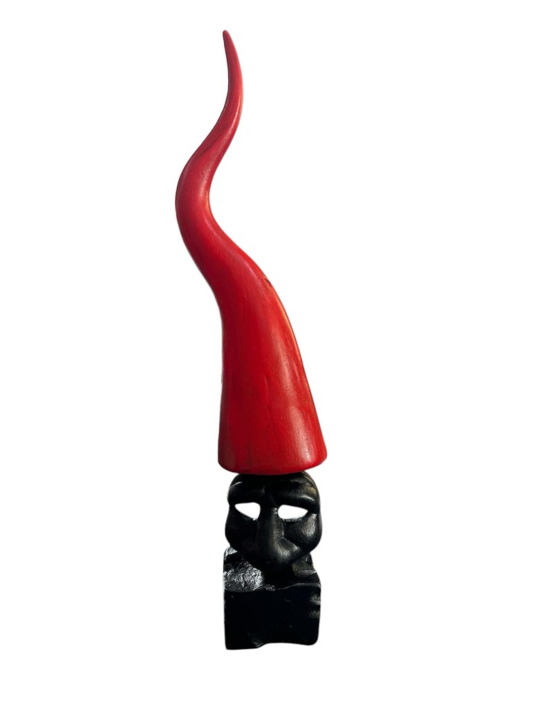Corno rosso da appoggio con maschera di Pulcinella nera | A Ciort -A CIORT