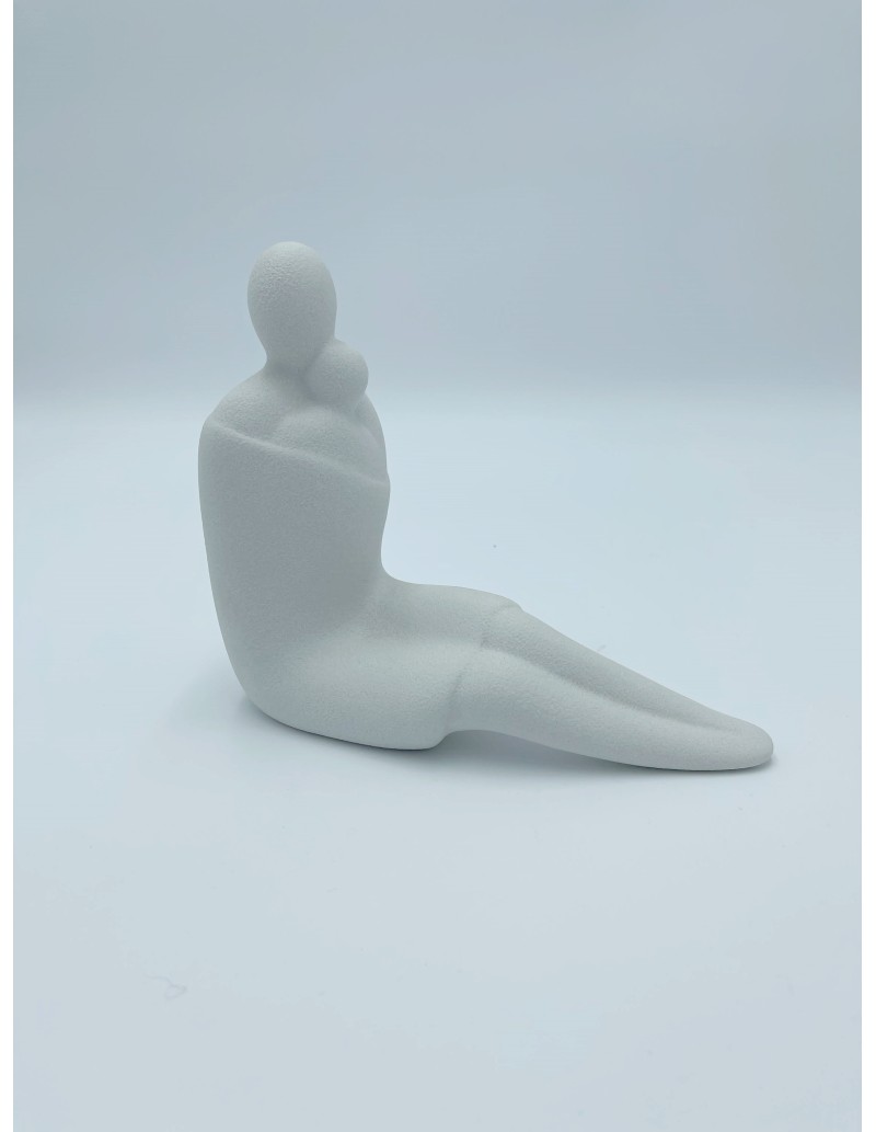 Statua Maternità in gres porcellanato latte | Lineasette -LINEASETTE