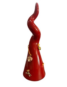 Corno rosso con filo intrecciato e pendenti portafortuna in metallo oro, H 19,5 cm | A Ciort -A CIORT