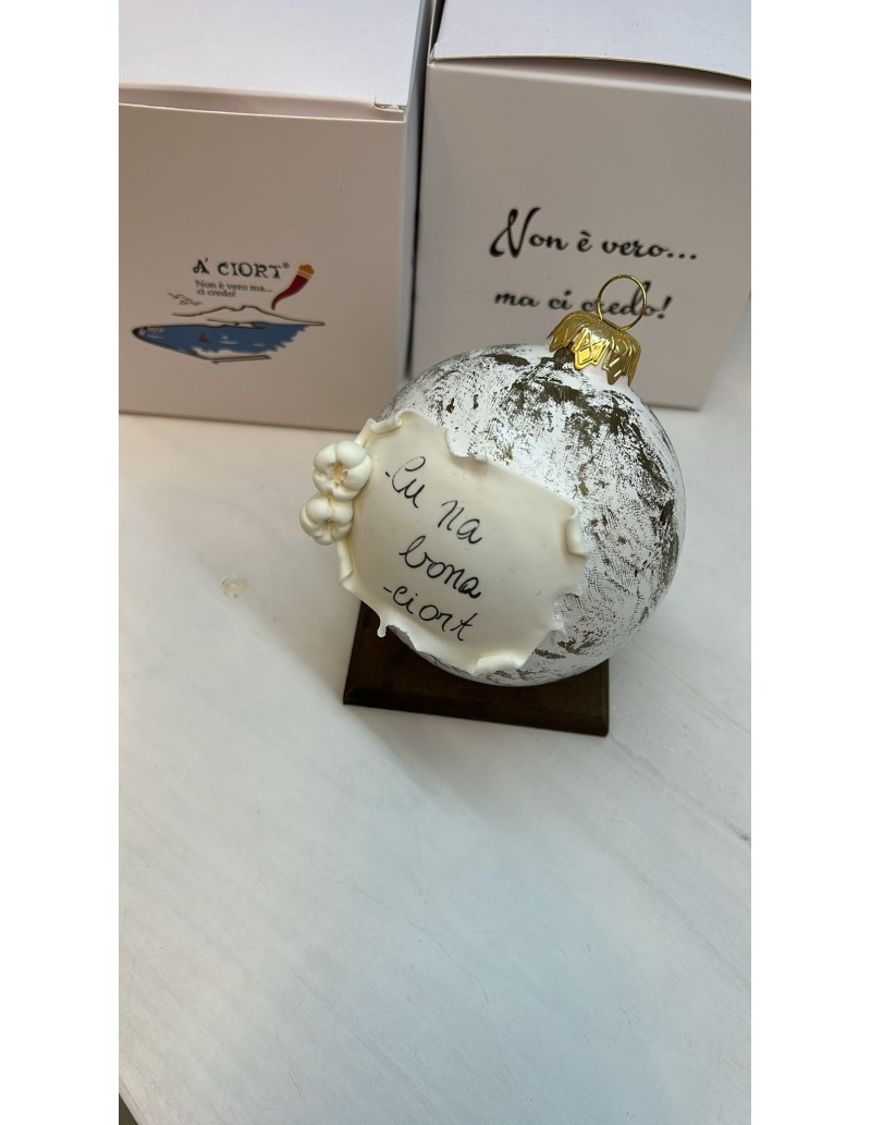Palla di Natale bianca con aglio portafortuna in ceramica dipinta a mano 9 cm | A Ciort -A CIORT