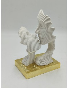 Scultura Bacio effetto 3D in marmorino bianco con base oro, H 16 cm | Bongelli Preziosi -BONGELLI PREZIOSI