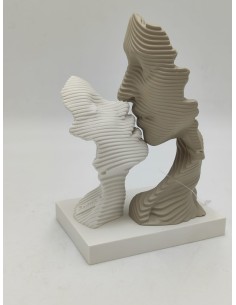 Scultura Bacio effetto 3D in marmorino bianco e nocciola, H 16 cm | Bongelli Preziosi -BONGELLI PREZIOSI