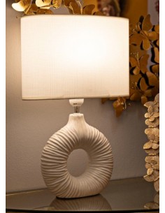 Lampada da comodino in ceramica bianca a drappeggio con paralume, H 43 cm | Mauro Ferretti -MAURO FERRETTI